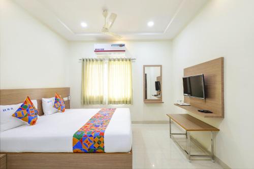 TV a/nebo společenská místnost v ubytování FabHotel Karthikeya Residency - Tirupati Bus Stand - 900m
