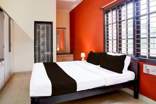 Postel nebo postele na pokoji v ubytování Hotel O Varun Residency