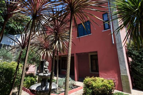 Guesthouse Bonjardim by LovelyStay