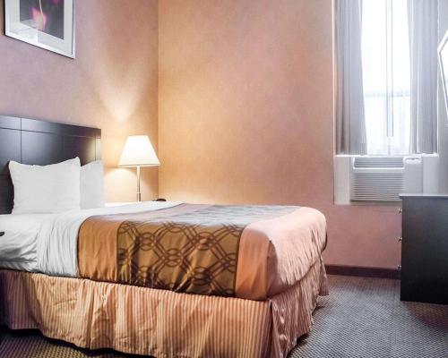 Un ou plusieurs lits dans un hébergement de l'établissement Woodstock Inn and Suites
