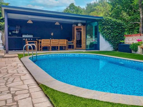 Bazén v ubytování Holiday Home Mikac by Interhome nebo v jeho okolí