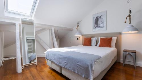 Charming 3BDR Duplex in City Center by LovelyStay