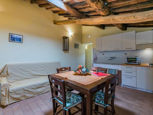 Η κουζίνα ή μικρή κουζίνα στο Apartment Poggetto 2 by Interhome