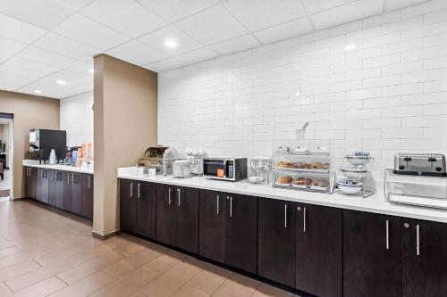 una cucina con aasteryasteryasteryasteryasteryasteryasteryasteryasteryasteryasteryasteryasteryasteryasteryasteryasteryasteryasteryasteryasteryasteryasteryasteryasteryasteryasteryasteryasteryasteryasteryasteryasteryasteryasteryasteryasteryasteryasteryasteryasteryasteryasteryasteryasteryasteryasteryasteryasteryasteryasteryasteryasteryasteryasteryasteryasteryasteryasteryasteryasteryasteryasteryasteryasteryasteryasteryasteryasteryasteryasteryasteryasteryasteryasteryasteryasteryasteryasteryasteryasteryasteryasteryasteryasteryasteryasteryasteryasteryaster di Comfort Inn & Suites Grenada a Grenada