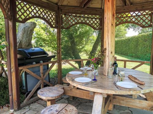 - un kiosque en bois avec une table et un grill dans l'établissement Holiday Home Mestrezec by Interhome, à Fouesnant