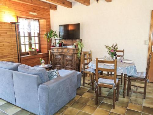un salon avec un canapé et une table dans l'établissement Holiday Home Mestrezec by Interhome, à Fouesnant