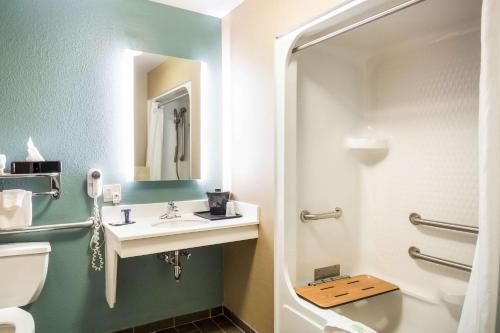 Un baño de Sleep Inn & Suites