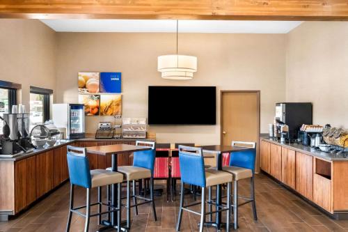 O bucătărie sau chicinetă la Comfort Inn at Buffalo Bill Village Resort