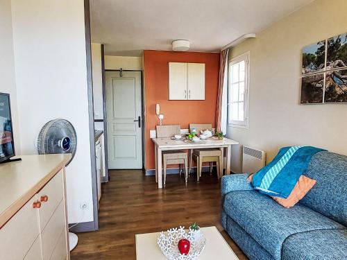 un petit salon avec un canapé et une table dans l'établissement Studio L'Esquinade - P3 115 by Interhome, à Agay