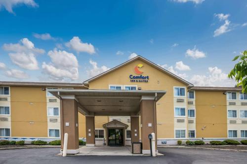 费尔伯恩Comfort Inn & Suites Fairborn near Wright Patterson AFB的酒店效果图及建筑正面