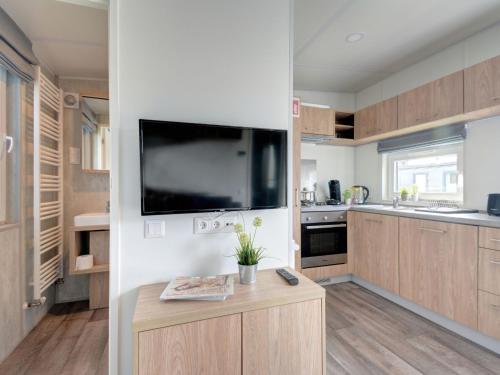 バイルングリースにあるHoliday Home Tiny Haus Beilngries by Interhomeのキッチン(壁に大画面薄型テレビ付)