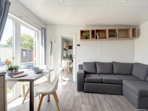 バイルングリースにあるHoliday Home Tiny Haus Beilngries by Interhomeのソファとテーブルのあるリビングルーム