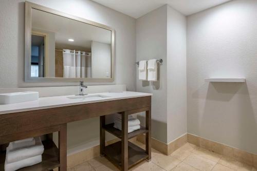 Comfort Inn & Suites Downtown Brickell-Port of Miami Image