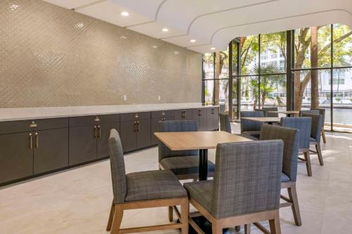 a dining room with a table and chairs at Comfort Inn & Suites Downtown Brickell-Port of Miami in Miami