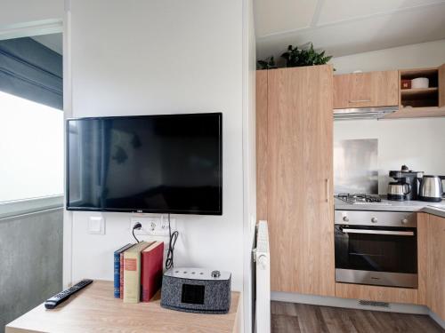 un soggiorno con una grande TV a schermo piatto a parete di Holiday Home Tiny Haus Central by Interhome a Beilngries