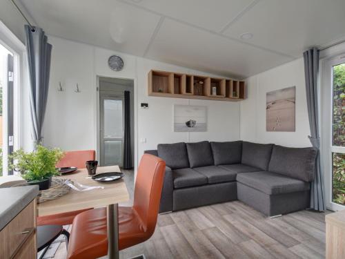 una sala de estar con un sofá y una mesa en Holiday Home Tiny Haus Eisvogel by Interhome, en Beilngries