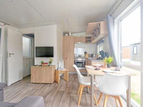 Una cocina y una sala de estar con mesa y sillas. en Holiday Home Tiny Haus Martina by Interhome, en Beilngries