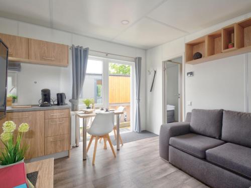 una sala de estar con un sofá y una mesa en Holiday Home Tiny Haus Martina by Interhome, en Beilngries