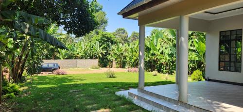 Taman di luar Green Haven Retreat in Moshi