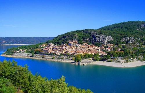 une île au milieu d'une grande étendue d'eau dans l'établissement les cigales, à Bauduen