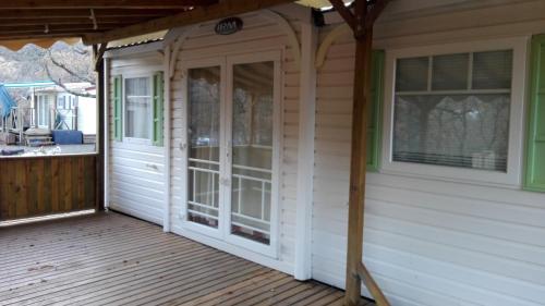 - une terrasse couverte à l'avant d'une maison blanchie dans l'établissement les cigales, à Bauduen