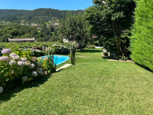 ogród z basenem i kwiatami w obiekcie Batán - Preciosa casa en el Valle del Salnés w mieście Pontevedra