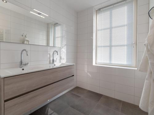 Koupelna v ubytování Apartment Ganuenta-1 by Interhome