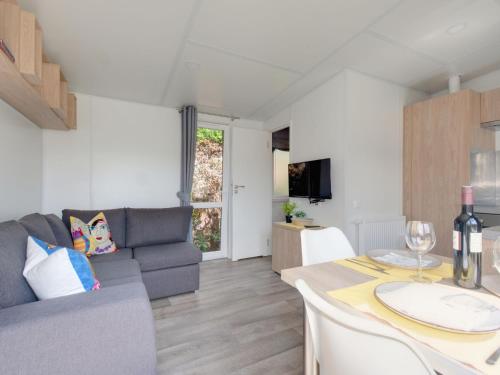 Μια τηλεόραση ή/και κέντρο ψυχαγωγίας στο Holiday Home Tiny Haus Selma by Interhome
