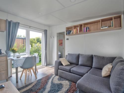 una sala de estar con un sofá y una mesa en Holiday Home Tiny Haus Conny by Interhome, en Beilngries