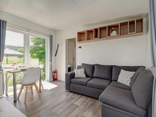 una sala de estar con un sofá y una mesa en Holiday Home Tiny Haus Altmühlblick by Interhome, en Beilngries