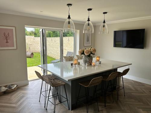 Fotografie z fotogalerie ubytování Stylish room for Cheltenham races v destinaci Woolstone