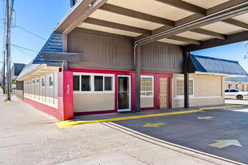 a building with a red and white at Rodeway Inn Hermiston - Umatilla in Hermiston