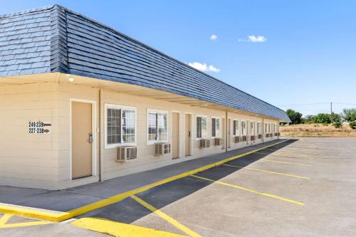 a building with a lot of windows in a parking lot at Rodeway Inn Hermiston - Umatilla in Hermiston