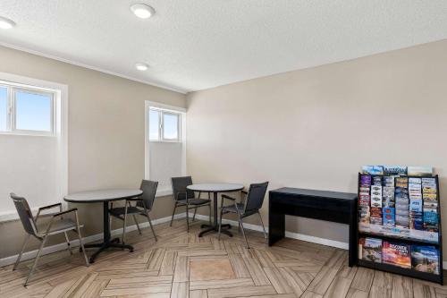 a waiting room with two tables and chairs at Rodeway Inn Hermiston - Umatilla in Hermiston