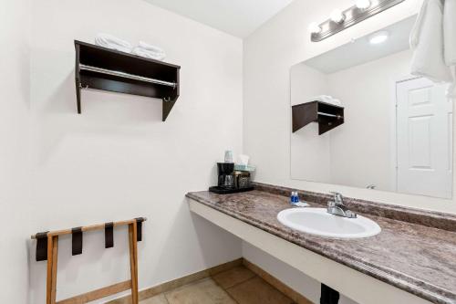 Kuchyň nebo kuchyňský kout v ubytování Rodeway Inn Hermiston - Umatilla