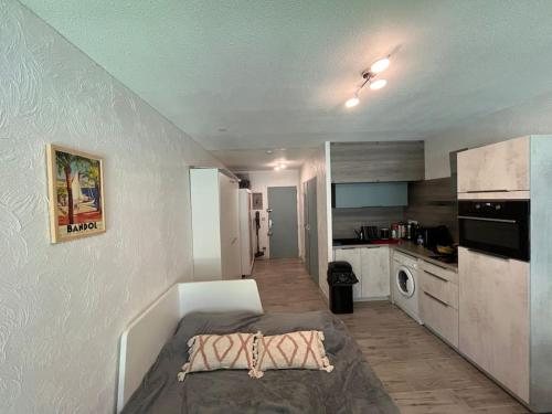 Cette petite chambre comprend un lit et une cuisine. dans l'établissement Studio cosy à Sanary, à Sanary-sur-Mer