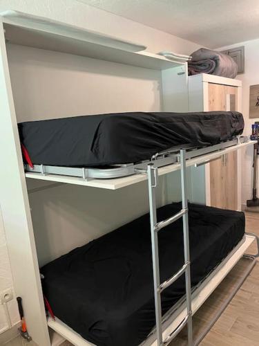 une chambre avec deux lits superposés dans une pièce dans l'établissement Studio cosy à Sanary, à Sanary-sur-Mer