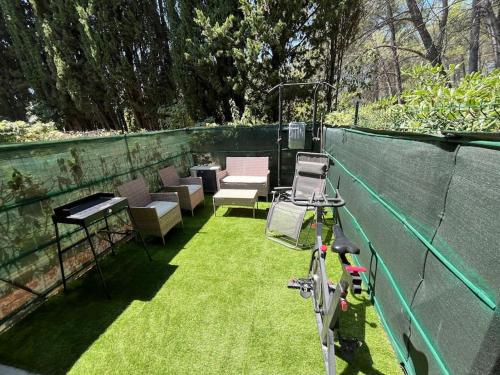 un vélo garé à côté d'une clôture avec de l'herbe dans l'établissement Studio cosy à Sanary, à Sanary-sur-Mer