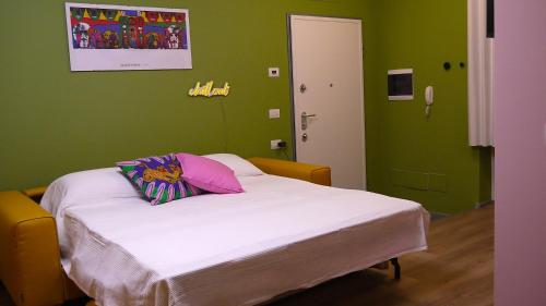 a bed in a room with green walls at Pop House - Monza Park in Villasanta