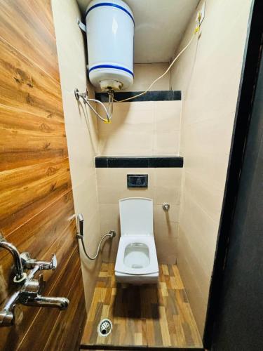 ein kleines Badezimmer mit Toilette und Waschbecken in der Unterkunft Hotel Olive Tree in Agra