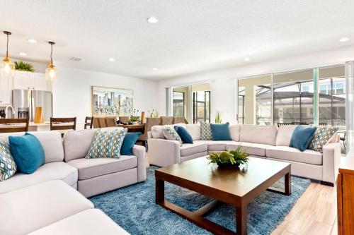 ein Wohnzimmer mit weißen Sofas und einem Couchtisch in der Unterkunft Family-Friendly Mansion at Sonoma Luxury Resort in Kissimmee