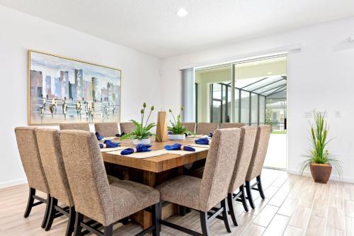 ein Esszimmer mit einem Holztisch und Stühlen in der Unterkunft Family-Friendly Mansion at Sonoma Luxury Resort in Kissimmee