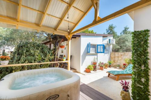 Casa de Flores - Garden Oasis 100 m from Beach, Jacuzzi, BBQ, Pets Welcome, Free Parking