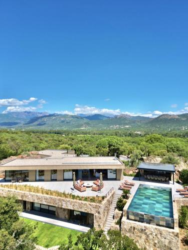 une vue aérienne d'une maison avec piscine dans l'établissement Villa Lucia Arinella, à Pinarellu