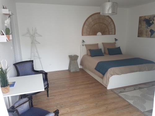 Postel nebo postele na pokoji v ubytování T1 Bis - centre historique-très calme-terrasse