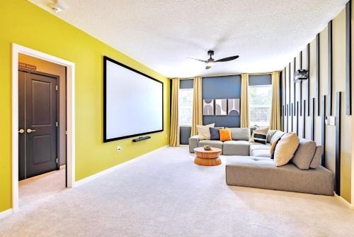 Et opholdsområde på 8BR Resort Home with Games Room and BBQ