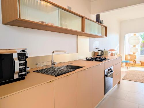Una cocina o zona de cocina en Maison Lemonade, parenthèse sucrée avec piscine