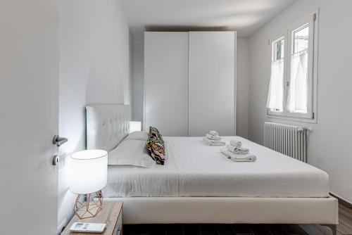 A bed or beds in a room at Serenity - Sweet Dreams in Florence