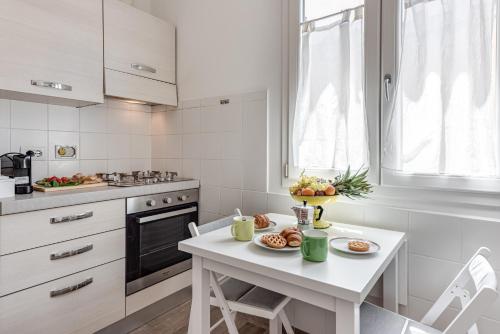 A kitchen or kitchenette at Serenity - Sweet Dreams in Florence