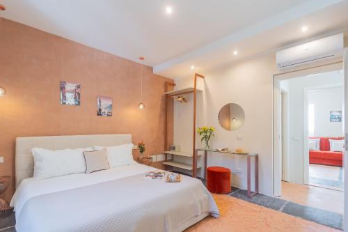 - une chambre avec un lit blanc et un salon dans l'établissement Como Dreams Apartments - Serendipity Suite by Rent All Como, à Côme